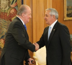 Su Majestad el Rey recibe el saludo del Presidente de la República de Guatemala, Otto Fernando Pérez Molina